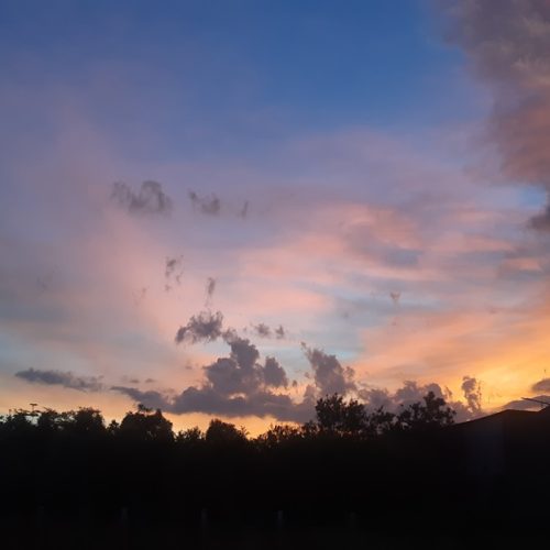 Pisau Berkarat Penuh Debu Mengiris Leher di Malam Lebaran